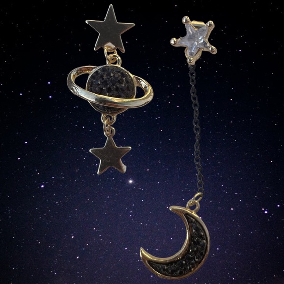 Jewelry - NWOT Asymmetrical Gold-tone Space Earrings